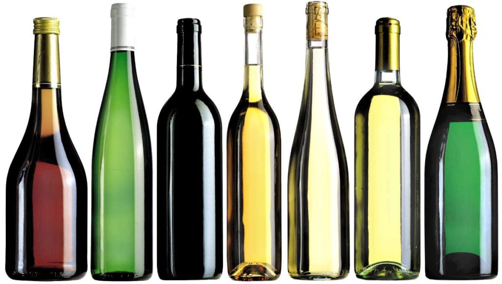 La amplia gama de diseños, colores y opacidades de las botellas de vino expuestas refleja la diversidad y complejidad del mundo vitivinícola.