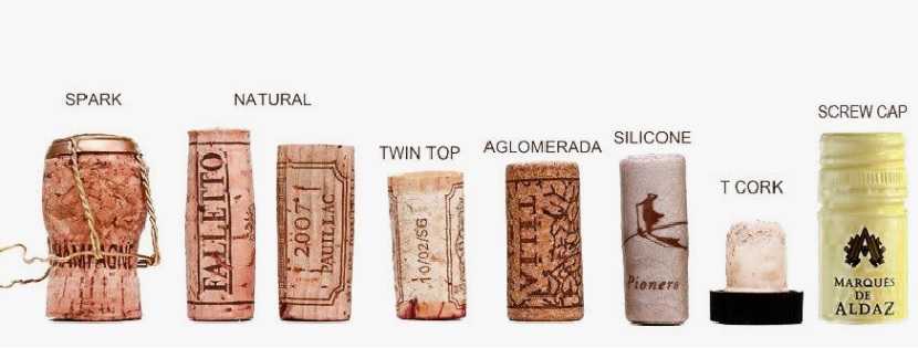 La imagen muestra una variedad de corchos para botellas de vino, que ilustran la diversidad de materiales y diseños utilizados en la actualidad, desde el corcho natural hasta los sintéticos, como el aglomerado y el silicón.