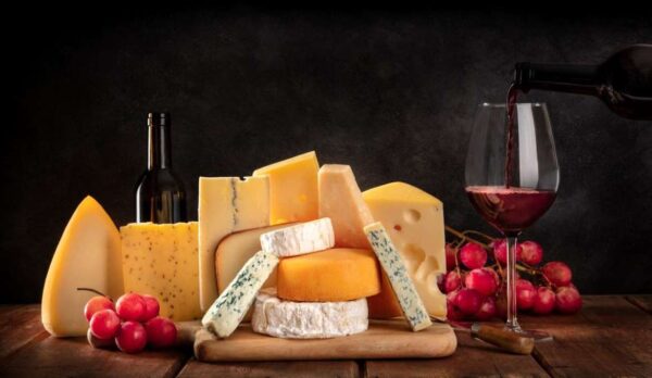 El maridaje perfecto: un vino tinto robusto realza los sabores intensos de los quesos curados, creando una experiencia completa en cada bocado.