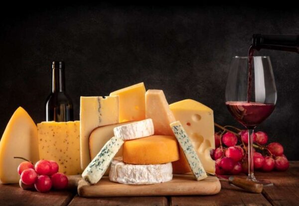 Crea la Tabla de Quesos Perfecta Guía Completa para Impresionar (10)-WEB El maridaje perfecto: un vino tinto robusto realza los sabores intensos de los quesos curados, creando una experiencia completa en cada bocado.