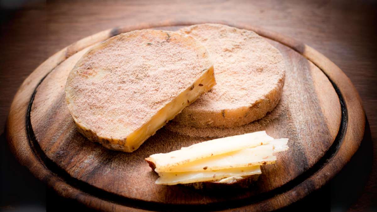 Una experiencia culinaria para los aventureros: Probar el Milbenkäse es una experiencia que combina sabor, historia y valentía, ofreciendo una conexión con una de las tradiciones queseras más antiguas de Alemania.