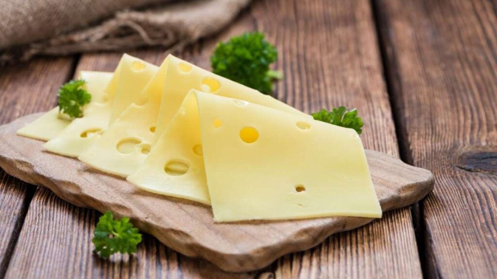 El queso puede ser parte de una dieta saludable si se consume con moderación y en porciones controladas, aportando nutrientes esenciales sin exceso calórico.